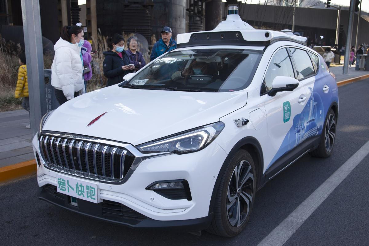 Người dân Bắc Kinh sử dụng dịch vụ taxi không người lái của Baidu. Ảnh: China Daily Người dân Bắc Kinh sử dụng dịch vụ taxi không người lái của Baidu. Ảnh: China Daily