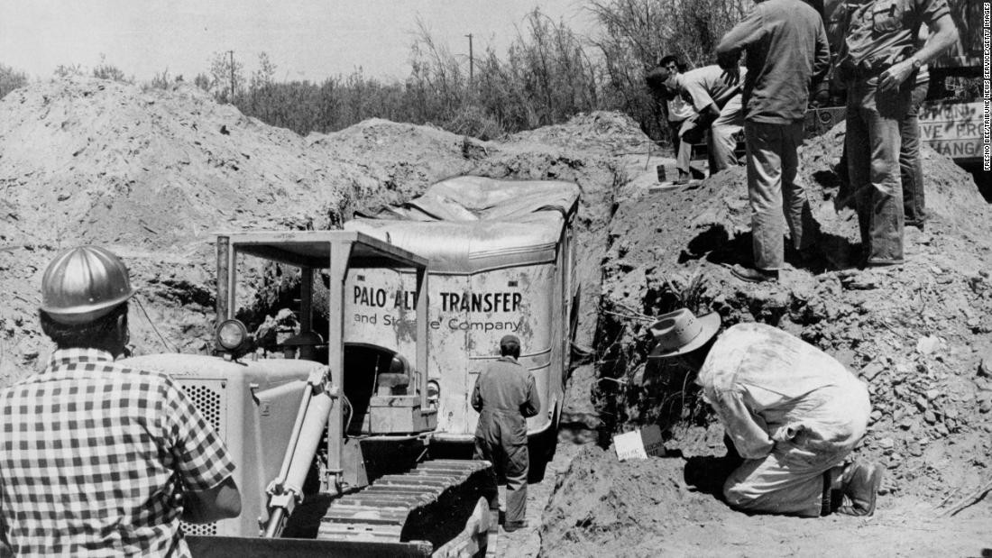 Các công nhân khai quật chiếc xe tải bị chôn trong mỏ đá. Nguồn: CNN. Các công nhân khai quật chiếc xe tải bị chôn trong mỏ đá. Nguồn: CNN.