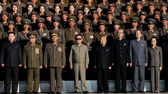 Ông Kim Jong Un (ngoài cùng bên trái) và bà Kim Kyong Hui (ngoài cùng bên phải) chụp ảnh cùng các vị quan chức cấp cao, trong đó có cố chủ tịch Kim Jong Il (đeo kính, ở giữa). Ông Kim Jong Un (ngoài cùng bên trái) và bà Kim Kyong Hui (ngoài cùng bên phải) chụp ảnh cùng các vị quan chức cấp cao, trong đó có cố chủ tịch Kim Jong Il (đeo kính, ở giữa)
