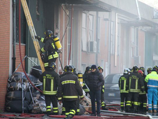 Lực lượng cứu hóa làm công tác cứu hộ