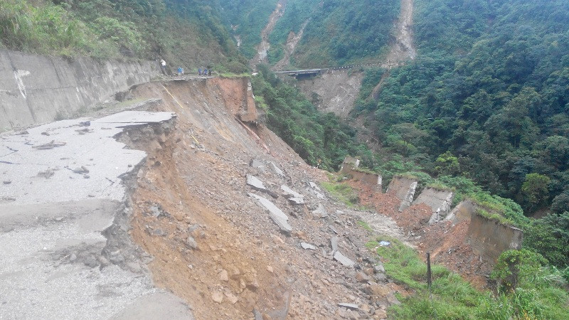 QL 8A bị sạt lở kinh hoàng