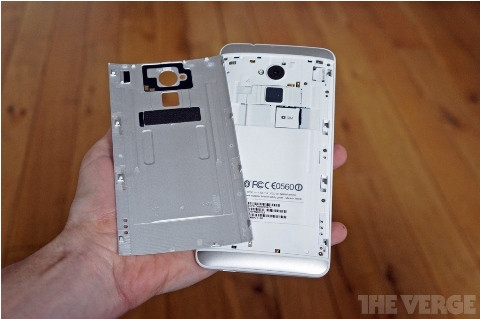 SIM và thẻ nhớ Micro SD được lắp dưới ốp nhôm phía sau