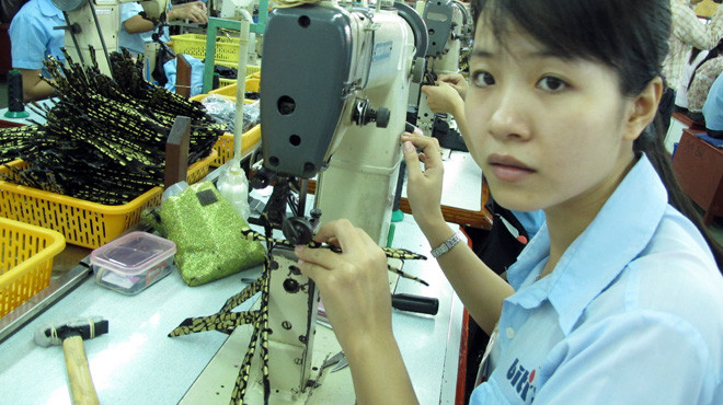 Sản xuất da giày, túi xách tại Công ty sản xuất hàng tiêu dùng Bình Tiên, TP.HCM. Ảnh: T.V.N. Sản xuất da giày, túi xách tại Công ty sản xuất hàng tiêu dùng Bình Tiên, TP.HCM - Ảnh: T.V.N