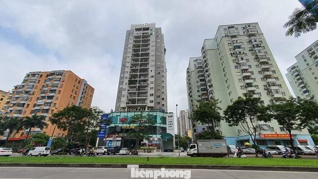 Hay tại Dự án khu nhà ở, dịch vụ, thương mại Golden Palace tại lô đất C3 là một phần dự án khu đô thị Trung Hòa Nhân Chính, khu đất sạch đã có hạ tầng được xây dựng bằng nguồn vốn ngân sách nhà nước. Tuy nhiên, năm 2009 UBND TP Hà Nội thu hồi và giao cho chủ đầu tư thực hiện dự án không qua hình thức đấu giá.