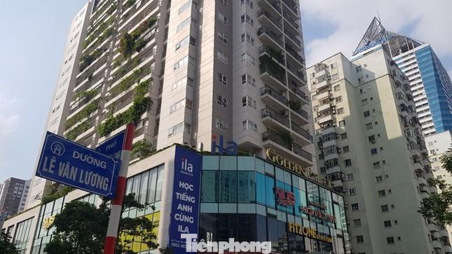 Liên quan đến dự án này, trước đó UBND TP Hà Nội có báo cáo giải trình theo chỉ đạo của Phó Thủ tướng. Tại báo cáo, UBND TP Hà Nội cho biết đang gặp khó khăn trong việc khắc phục sai phạm, do công trình đã hoàn thành, các hộ dân vào ở ổn định. Do đó, UBND TP Hà Nội xin ý kiến Phó Thủ tướng về việc xử lý, khắc phục tồn tại, sai phạm tại dự án chung cư Golden Palace.