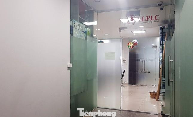 Bên cạnh đó, chủ đầu tư xây dựng công trình 28 tầng, vượt 2 tầng căn hộ so với phương án kiến trúc và hồ sơ xin phép xây dựng; xây tầng kỹ thuật không đúng với quy hoạch được phê duyệt và tự ý chuyển đổi công năng. Cụ thể, tầng kỹ thuật giữa tầng 2 và 3 hiện đang cho thuê làm văn phòng; tầng kỹ thuật giữa tầng 11 và 12 hiện đã chia thành 14 căn hộ để ở đã bán cho khách hàng. Ảnh: Khu vực tầng kỹ thuật biến thành văn phòng cho thuê.