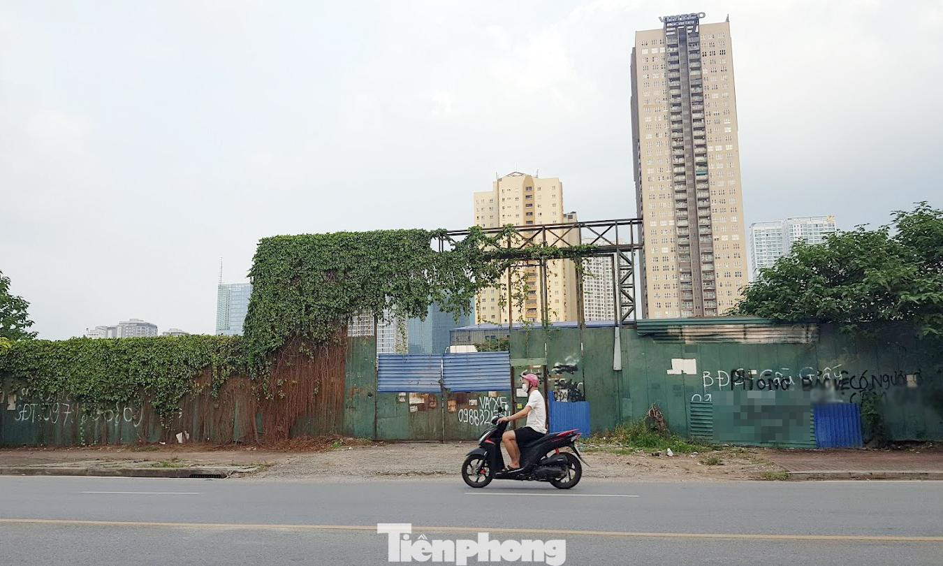 Dự án trên 3 khu “đất vàng” nằm trong khu đô thị Nam Trung Yên (Cầu Giấy, Hà Nội) đã chậm triển khai 11 năm gây lãng phí tài nguyên đất đai. Dự án trên 3 khu “đất vàng” nằm trong khu đô thị Nam Trung Yên (Cầu Giấy, Hà Nội) đã chậm triển khai 11 năm gây lãng phí tài nguyên đất đai.