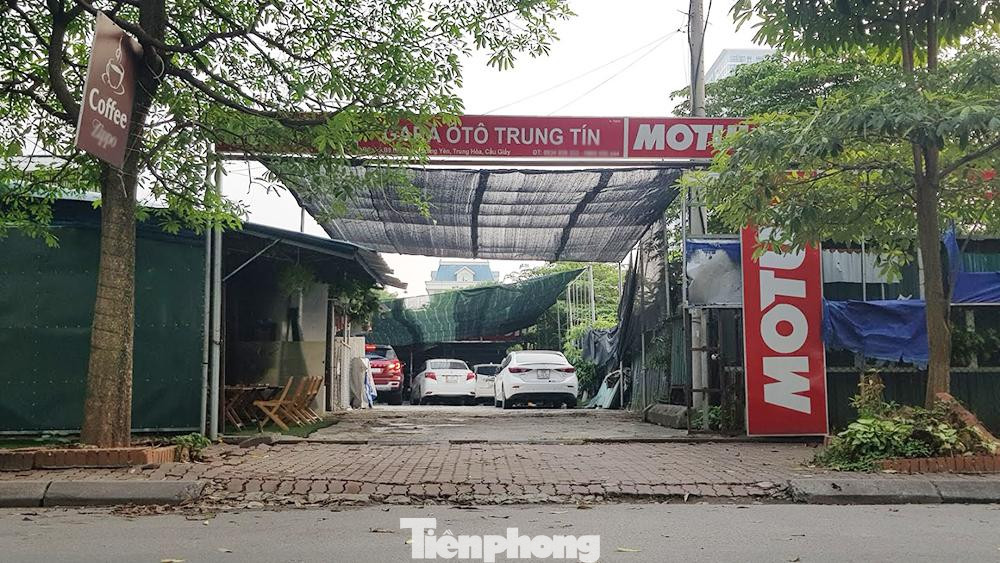 Phần diện tích còn lại của dự án trước đó sử dụng sai mục đích với nhiều hàng quán mọc lên làm sân bóng cỏ nhân tạo, quán cà phê, ga ra ôtô… Phần diện tích còn lại của dự án trước đó sử dụng sai mục đích với nhiều hàng quán mọc lên làm sân bóng cỏ nhân tạo, quán cà phê, ga ra ôtô…