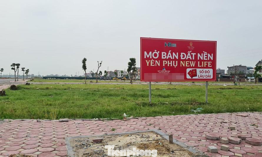 Theo HoREA, do sự thiếu đồng bộ của các quy định pháp luật đã dẫn đến việc chủ đầu tư nhận tiền “đặt cọc” quá nhiều, thậm chí có trường hợp nhận đến hơn 90% giá trị nền nhà, gây ra rủi ro và thiệt hại cho khách hàng. Ảnh minh họa.