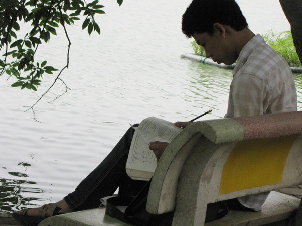 Ôn thi bên Hồ Gươm. Ảnh: Trường Phong