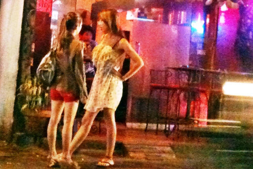 Gái mại dâm tràn ra đường để 