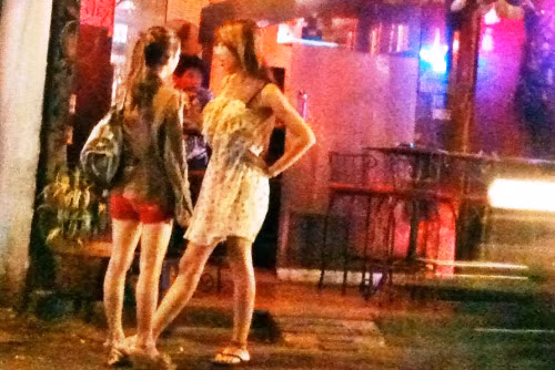 Gái mại dâm tràn ra đường để 