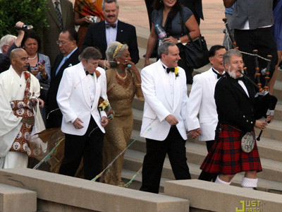 Rất nhiều bạn bè đã đến chúc phúc cho hai người. Ảnh : JustJared