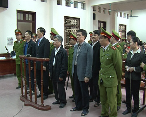 Các bị cáo trong trong phiên sơ thẩm - Ảnh: Hải Đăng. Các bị cáo trong vụ án trước vành móng ngựa ở phiên sơ thẩm - Ảnh: Hải Đăng