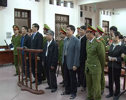 Các bị cáo trong trong phiên sơ thẩm - Ảnh: Hải Đăng. Các bị cáo trong vụ án trước vành móng ngựa ở phiên sơ thẩm - Ảnh: Hải Đăng
