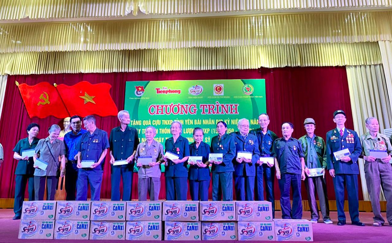 Chủ tịch Hội Cựu TNXP tỉnh Yên Bái Nguyễn Văn Tỉnh và Bí thư Tỉnh Đoàn Yên Bái Hà Đức Hải trao quà của nhà tài trợ Tân Hiệp Phát cho các cựu TNXP. Chủ tịch Hội Cựu TNXP tỉnh Yên Bái Nguyễn Văn Tỉnh và Bí thư Tỉnh Đoàn Yên Bái Hà Đức Hải trao quà của nhà tài trợ Tân Hiệp Phát cho các cựu TNXP.