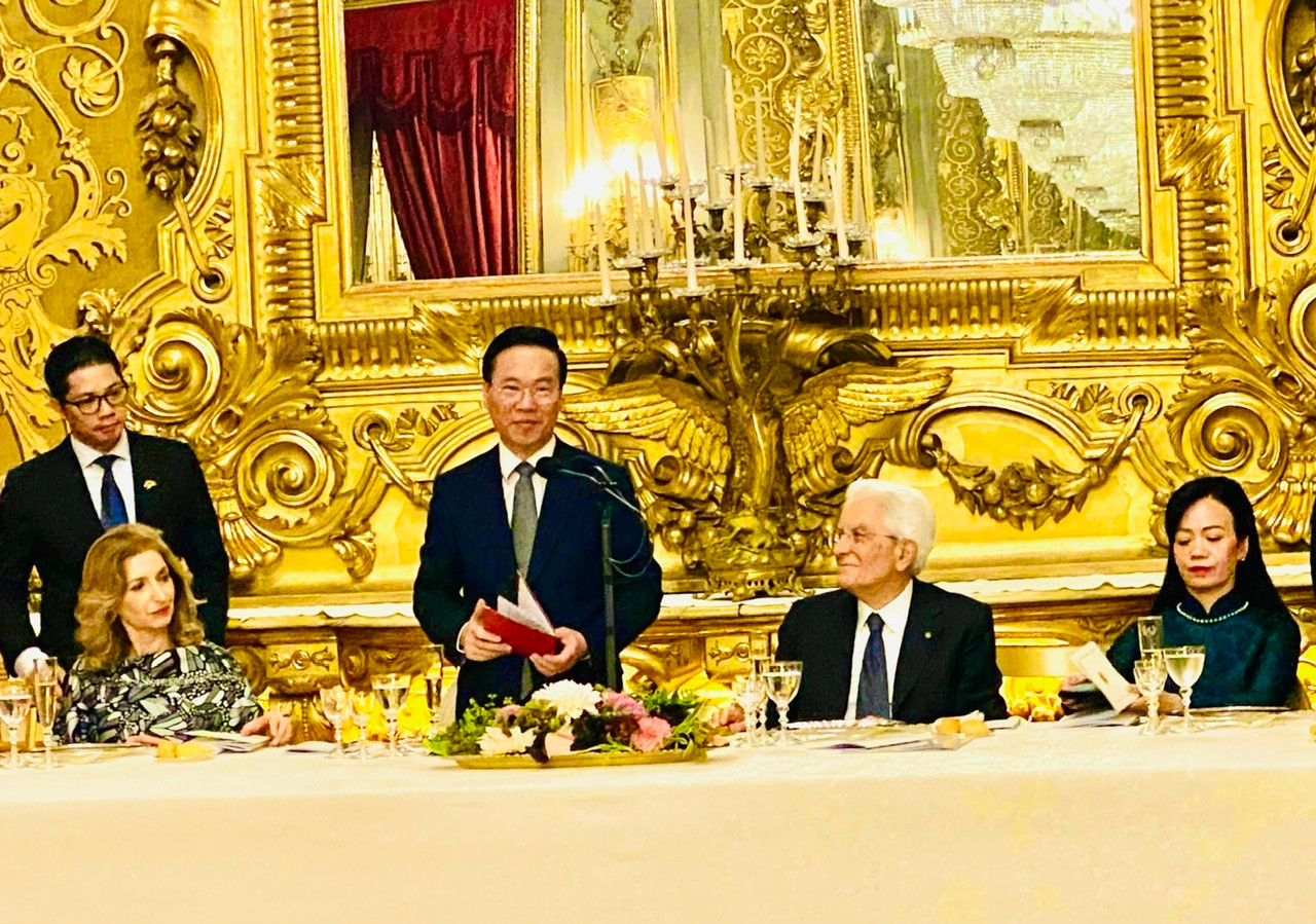 Chủ tịch nước Võ Văn Thưởng đọc bài diễn văn trang trọng tại Quốc Yến Tổng thống Italia chiêu đãi. Ảnh: Minh Đức.