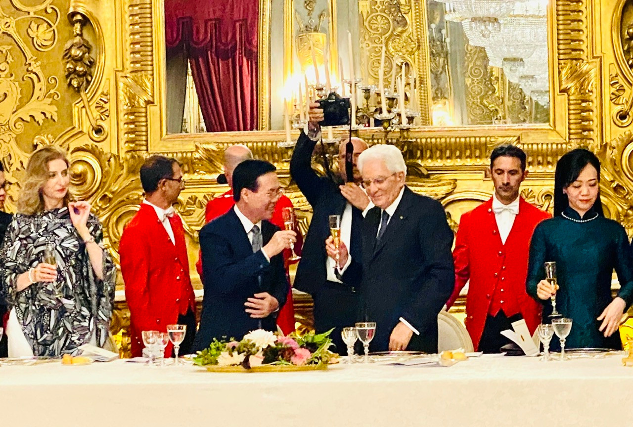 Chủ tịch nước Võ Văn Thưởng và Tổng thống Italia Sergio Mattarella nâng ly chúc quan hệ Đối tác chiến lược giữa Việt Nam và Italia ngày càng phát triển. Ảnh: Minh Đức.