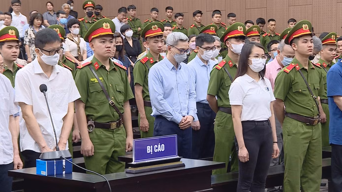 Các bị cáo đứng nghe tòa tuyên án. Ảnh: Như Ý