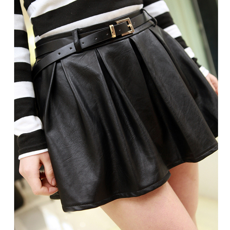 Áo phao, áo da hay những item cotton pha nilon khó thấm nước chính là những món đồ hoàn hảo cho những ngày mưa phùn thế này. Ngoài ra những kiểu áo sơ mi, đặc biệt là sơ mi denim cũng là một lựa chọn không tồi đâu nhé! Shorts, chân váy cotton tiện dụng hay skinny jeans sẽ giúp bạn cảm thấy năng động và thoải mái hơn. Cuối cùng là giữ cho đôi chân khỏi ướt bằng một đôi ủng đi mưa thật xinh, hay boots và giày da... vậy là bạn đã có ngay set đồ đi mưa thật hợp lý và thời trang rồi đấy!