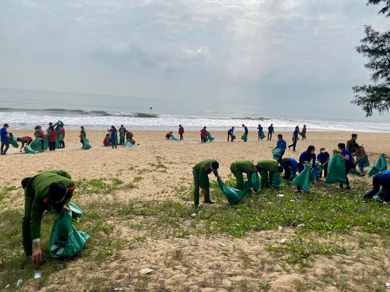 Các đoàn viên thanh niên nhặt rác thải nhựa, rác thải trên bãi biển