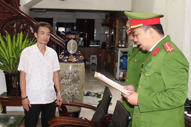 Cơ quan Công an đọc lệnh bắt đối tượng Dũng. Cơ quan Công an đọc lệnh bắt đối tượng Dũng.