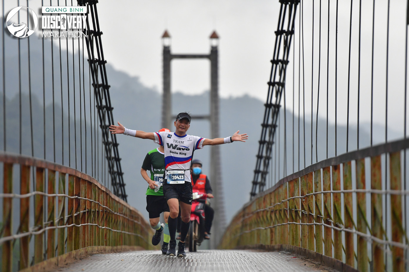 Vận động viên chạy qua cầu treo