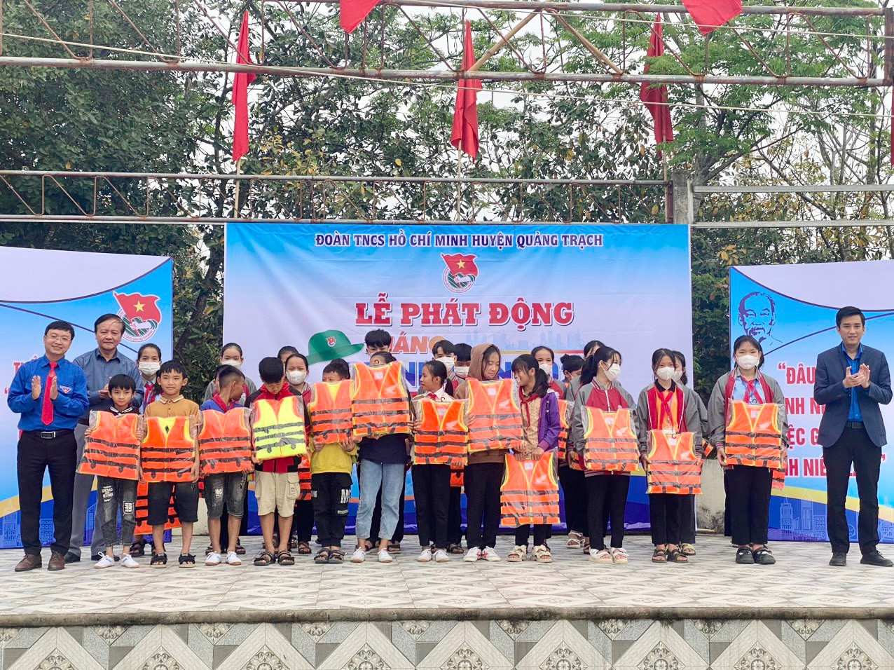 Tặng áo phao cho các em học sinh vùng sông nước