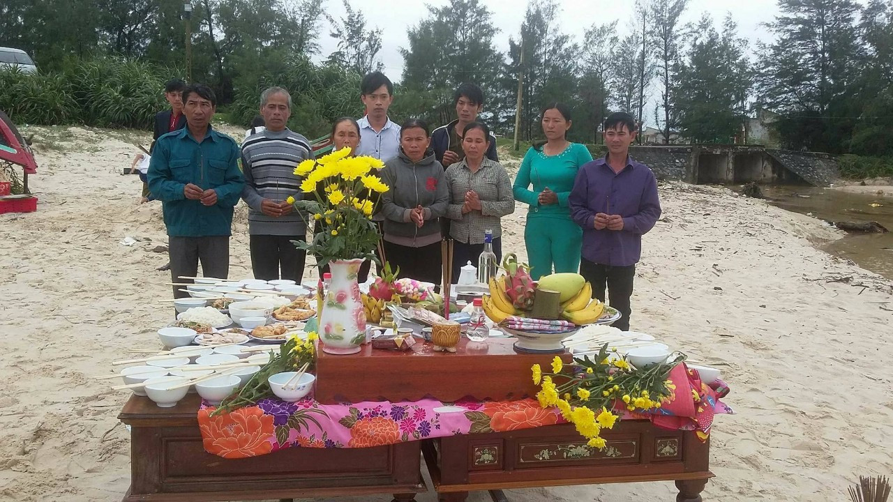 Con cháu cụ Nhỏ làm cơm cúng trong ngày giỗ 64 liệt sĩ Gạc Ma