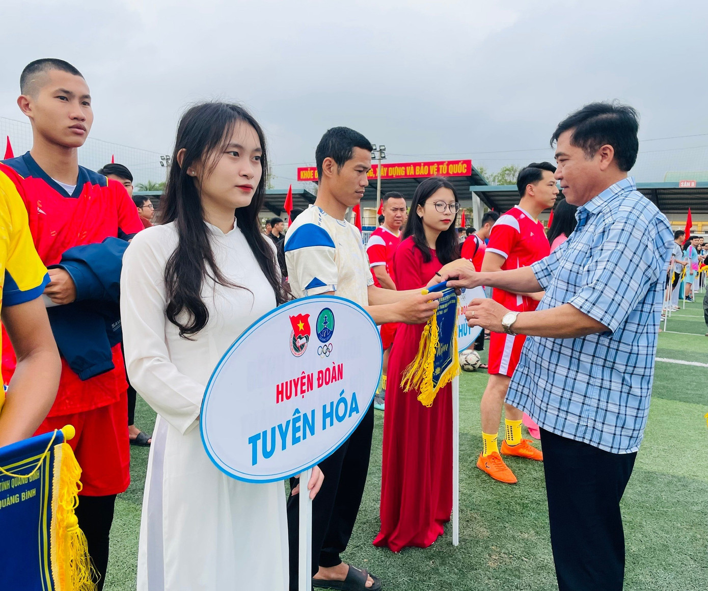 Ông Đoàn Ngọc Lâm, Phó Chủ tịch UBND tỉnh Quảng Bình tặng cờ lưu niệm cho các đội bóng tham dự giải.