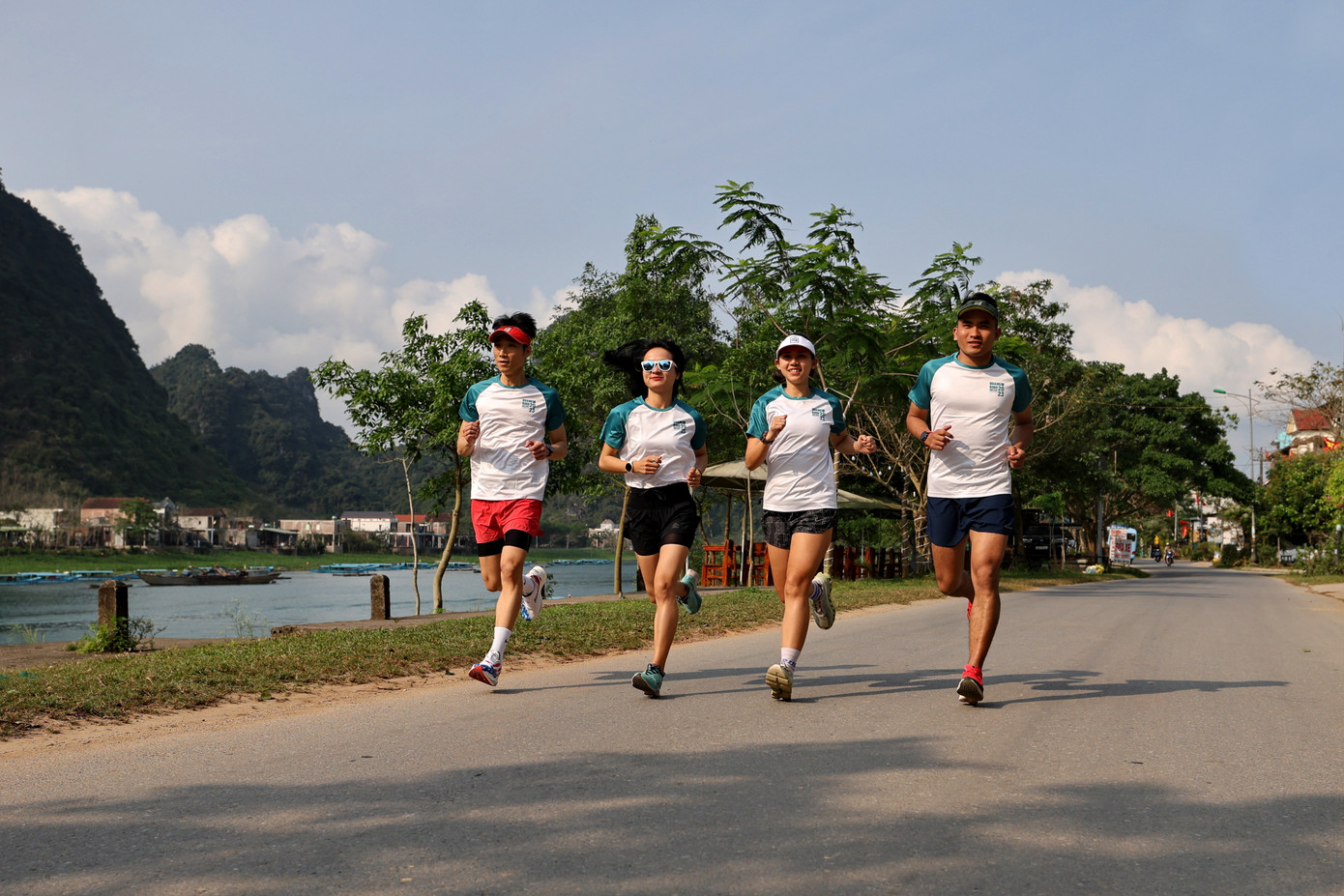 Các VĐV chạy bên dòng sông Son tại Phong Nha - Kẻ Bàng