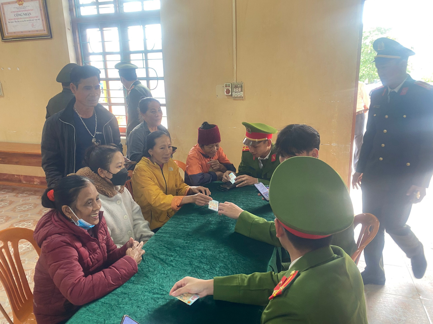 Hướng dẫn bà con cài đặt các ứng dụng công nghệ cần thiết hỗ trợ bà con