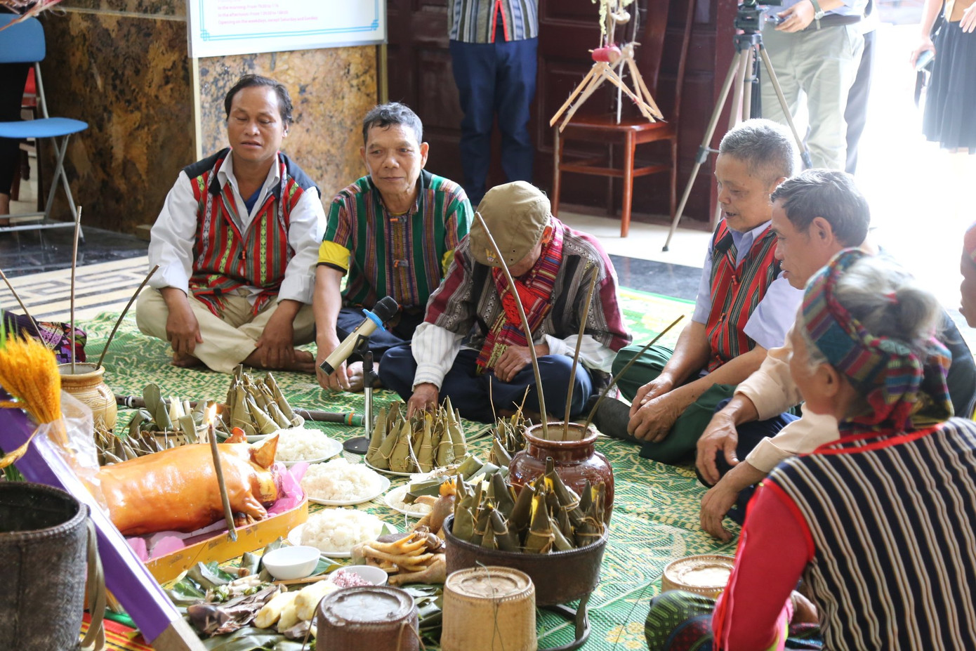 Lễ cúng Giàng trong lễ hội mừng cơm mới của bà con Bru-Vân Kiều.