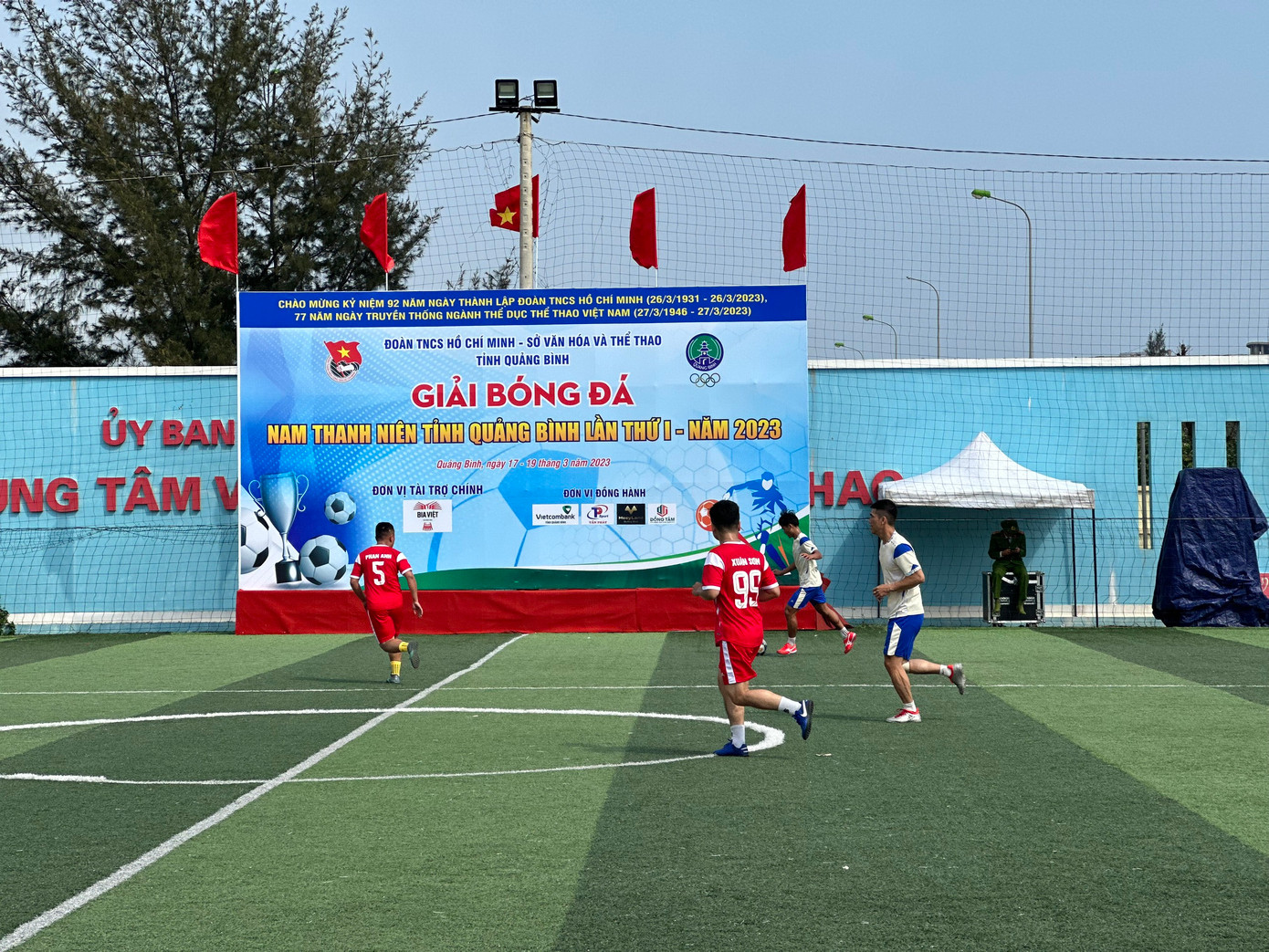 Hai đội bóng thi đấu ở trận đấu khai mạc giải