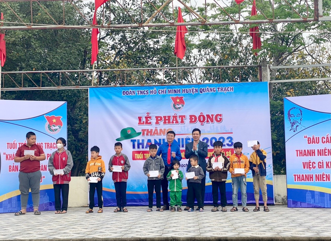 Tặng quà cho các em học sinh khó khăn