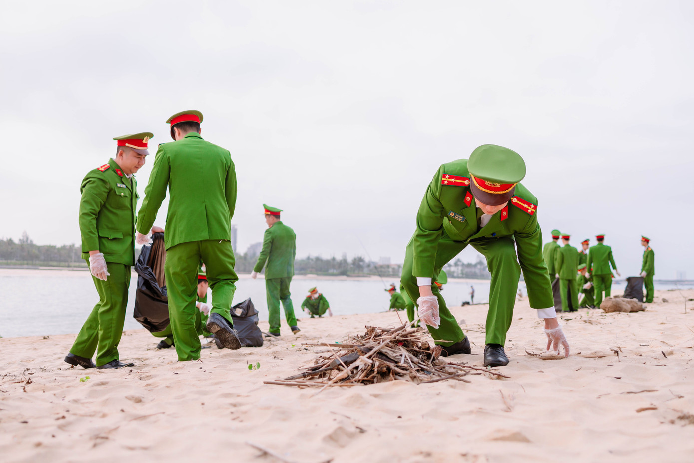 Lực lượng đoàn viên thanh niên Công an tỉnh Quảng Bình làm sạch môi trường biển.