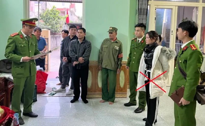 Cơ quan công an đọc lệnh bắt &quot;nữ quái&quot; lừa đảo chiếm đoạn hàng chục tỷ đồng của người dân