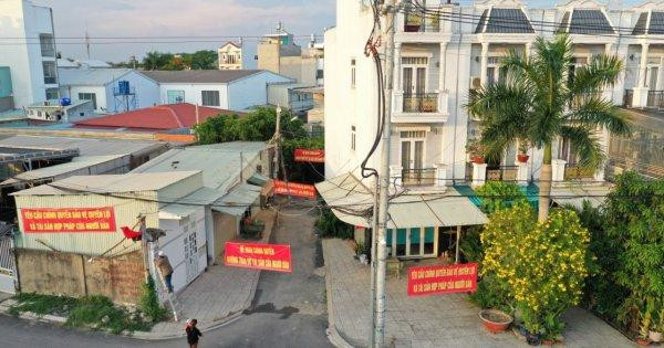 Người dân treo băng rôn cầu cứu, kiến nghị chính quyền cho tồn tại công trình. Người dân treo băng rôn cầu cứu, kiến nghị chính quyền cho tồn tại công trình.