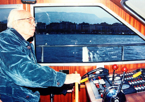 Nhân chuyến thăm Thụy Sỹ, Đại tướng lái thử chiếc tàu thủy trên hồ (18/9/1996). 