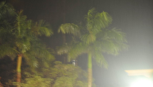 Mưa to, gió lớn tại Đồ Sơn, Hải Phòng lúc 0h05 ngày 11/11. Ảnh: Hoàng Anh