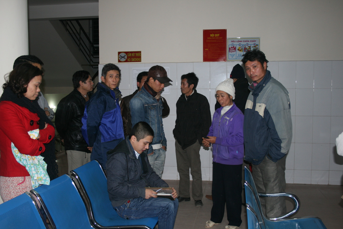 Rất đông người nhà bà Phương bày tỏ sự phẫn nộ với phóng viên Tiền Phong.