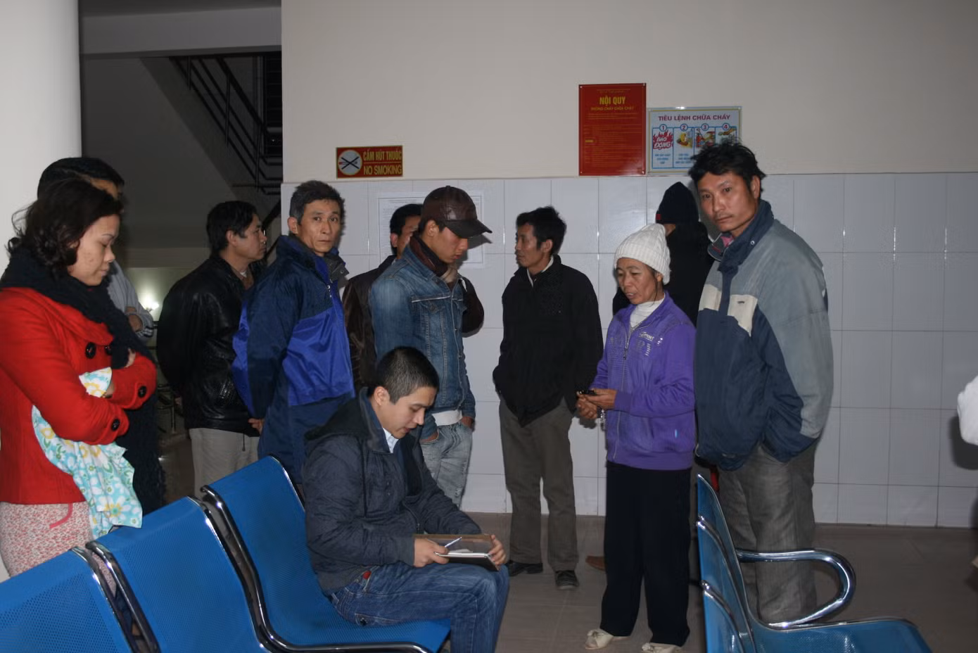 Rất đông người nhà bà Phương bày tỏ sự phẫn nộ với phóng viên Tiền Phong.