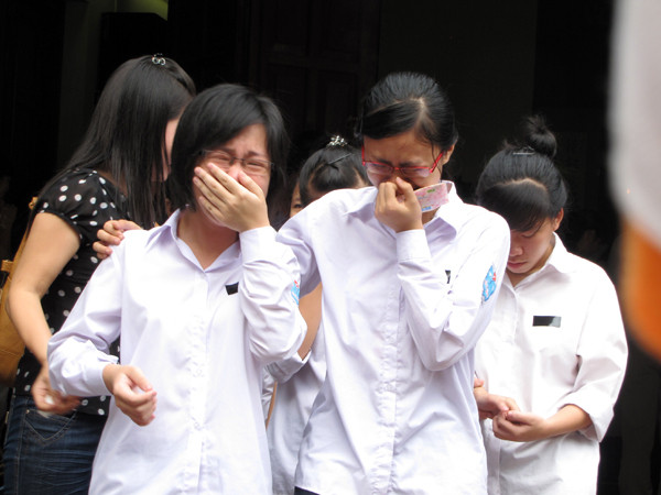 Người thân, thầy cô, bạn bè khóc thương hai em. Người thân, thầy cô, bạn bè khóc thương hai em