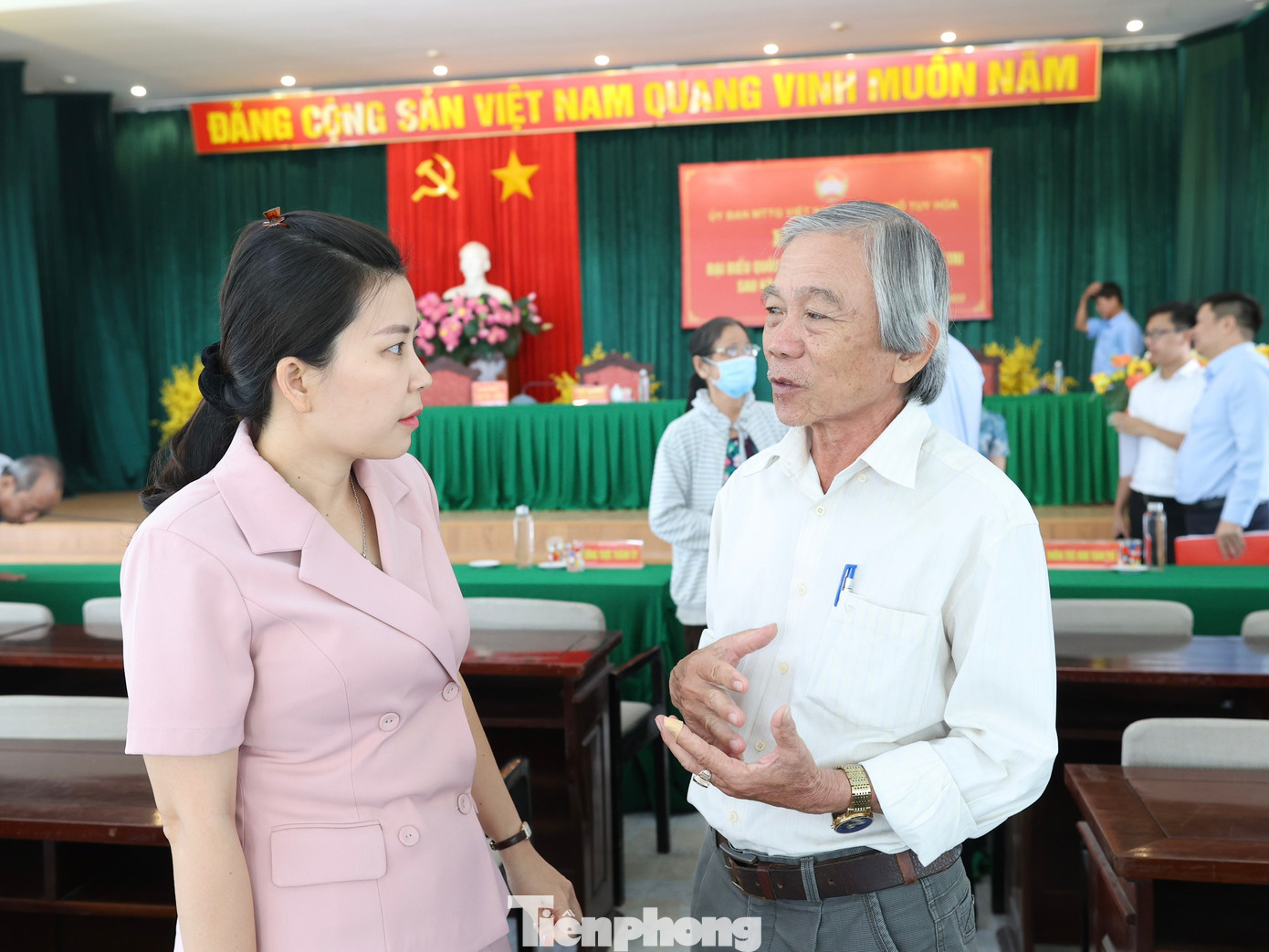 ĐBQH tỉnh Phú Yên Lê Đào An Xuân trao đổi với cử tri TP Tuy Hòa sau hội nghị.