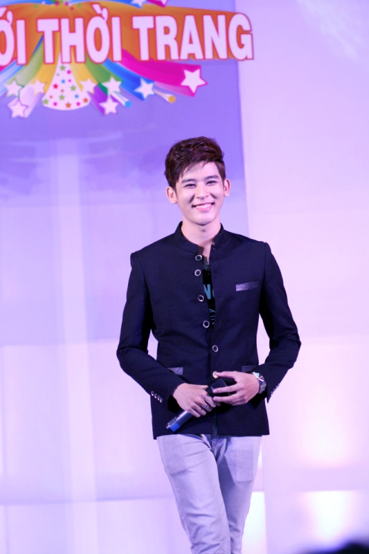 Hot Boy Kelvin , xuất thân từ một người mẫu ảnh , chàng người mẫu có gương mặt điểm trai này đang lấn sang âm nhạc , anh có giọng hát trầm ấm , phù hợp với những giai điệu Ballad , đêm qua , anh đã trình bày ca khúc 