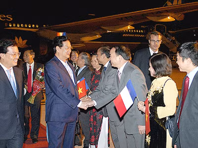 Cán bộ nhân viên Đại sứ quán Việt Nam tại Pháp chào đón Thủ tướng và Phu nhân, cùng đoàn cấp cao Việt Nam tại sân bay. Ảnh: VGP/Nhật Bắc