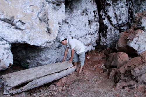 Ông Trọng bên chiếc quan tài cổ trên vách đá. Ảnh: P.D.