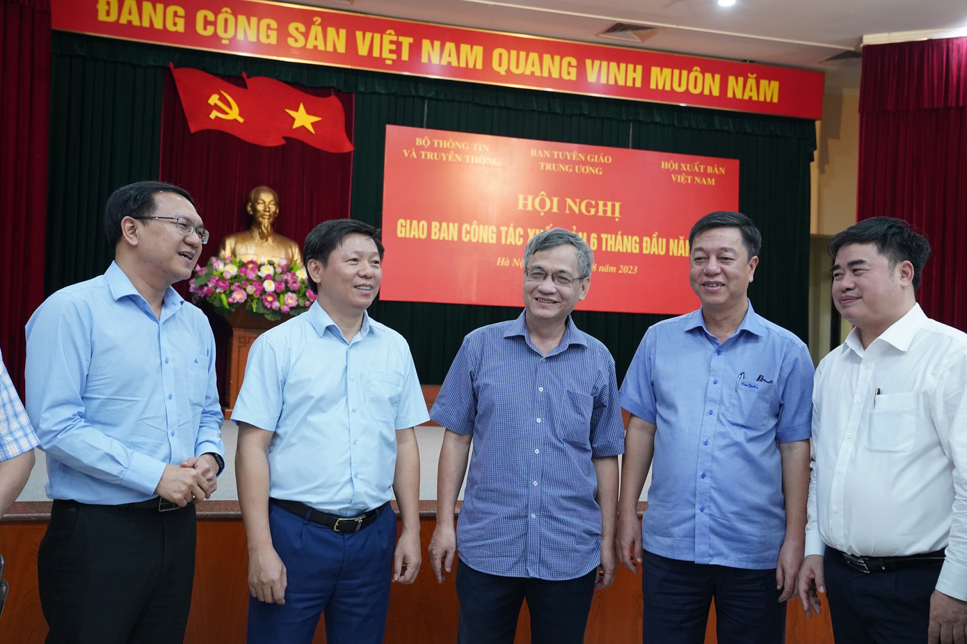 Các đại biểu trao đổi bên lề hội nghị. Ảnh Ngọc Thắng Các đại biểu trao đổi bên lề hội nghị. Ảnh Ngọc Thắng