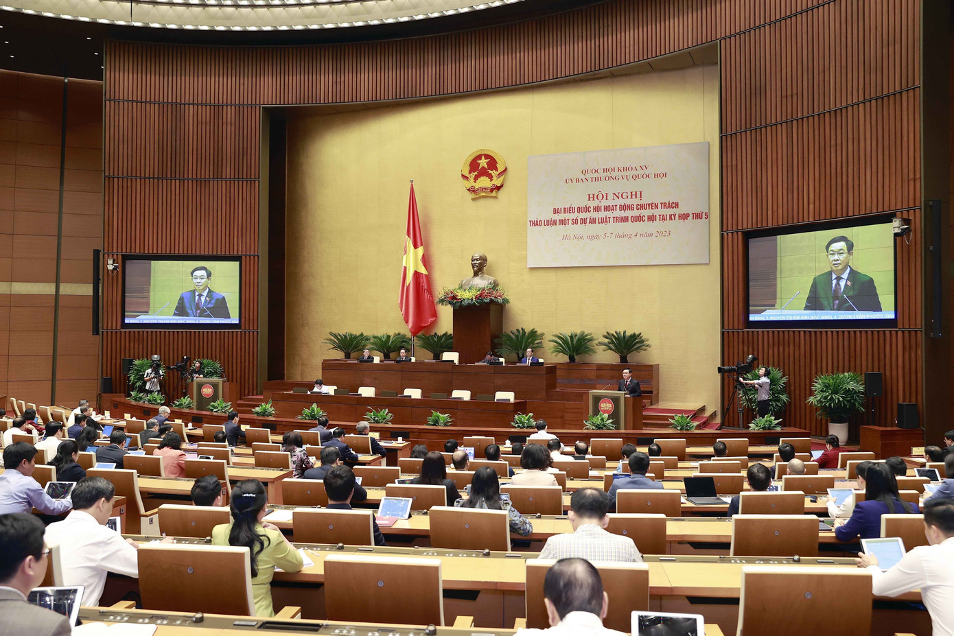 Chủ tịch Quốc hội Vương Đình Huệ chủ trì và phát biểu khai mạc hội nghị đại biểu chuyên trách, tháng 4/2023.