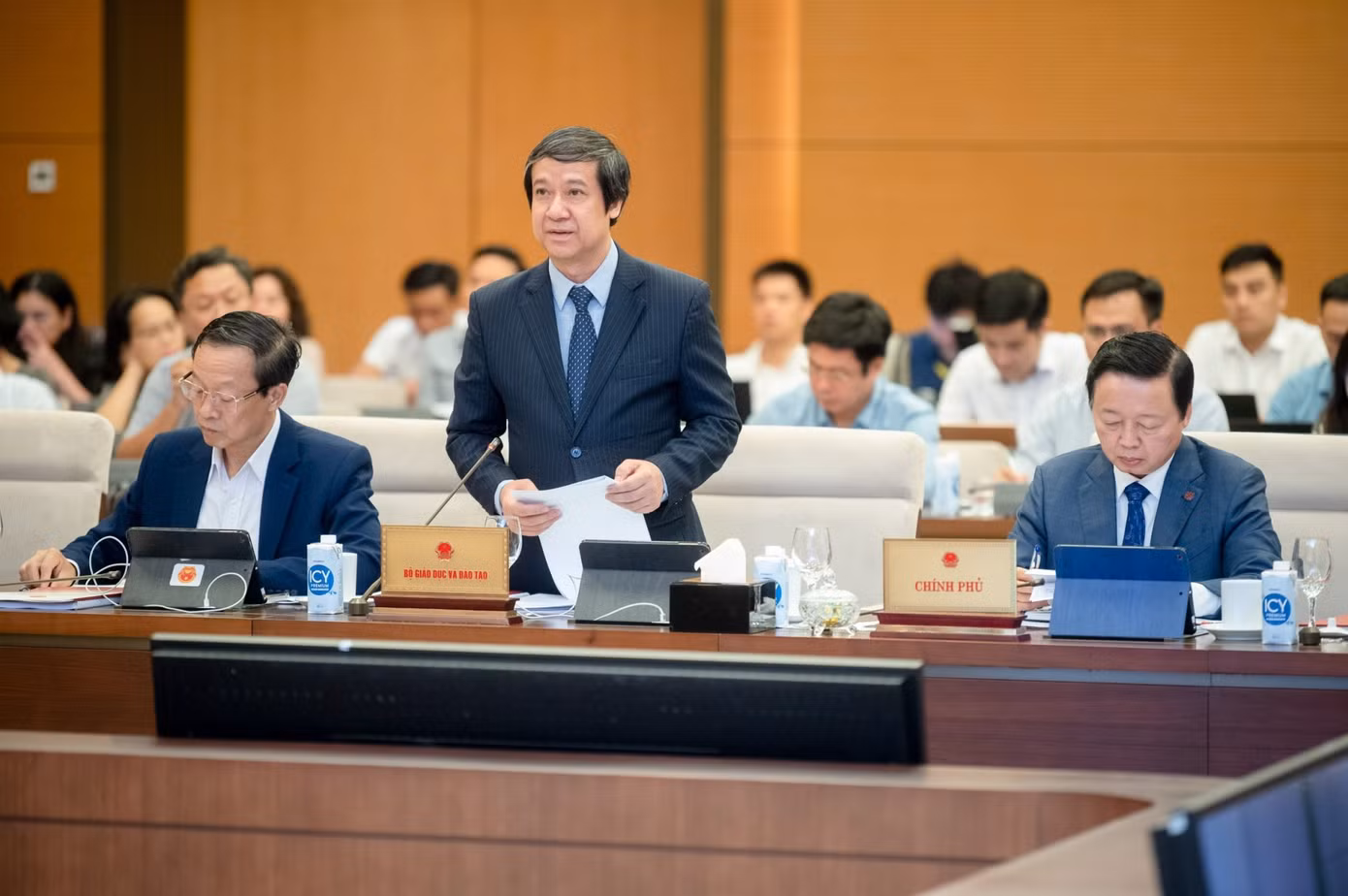 Bộ trưởng Nguyễn Kim Sơn tại phiên họp. Ảnh: QH.